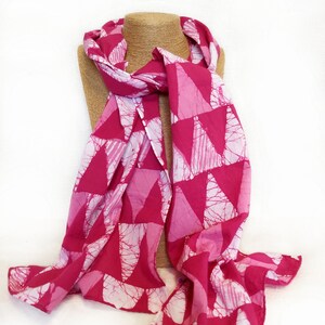 Handgefärbter Batik Schal mit Dreiecken in Pink