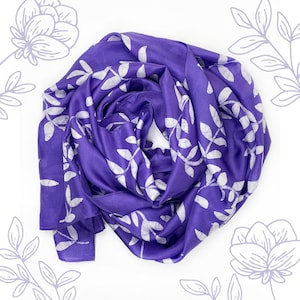 Wunderschöner Lila Wilden Seiden Schal, Frühlings Mode Accessoire, Großer Batik Mode Schal, Handgefärbter Schal, 100% Seide, Geschenk für Frauen