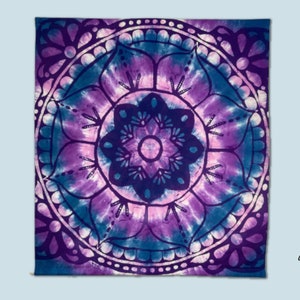 Arazzo mandala, appeso a parete batik dipinto a mano, mandala fiore viola e blu