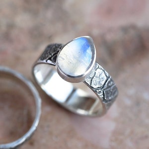 Anillo de piedra lunar en forma de lágrima, anillo de declaración personalizado, anillo con piedra natal de junio, algo azul para la novia, promesa de compromiso boho inusual