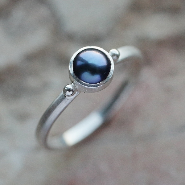 Bague de fiançailles en argent sterling avec perle noire, cadeau de Noël, bague en perles délicates, bague minimaliste, bague avec pierre de naissance de juin, cadeau de Noël