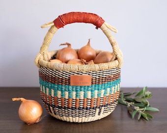Kleine, ronde bolgamand - Tasha - kleurrijke, Afrikaanse mand, handgeweven mand, in groenblauw en bruin