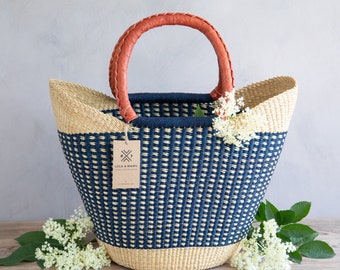 Panier de courses - Lucy - Panier de marché africain, équitable, Bolga, en naturel et bleu marine avec poignées en cuir marron clair
