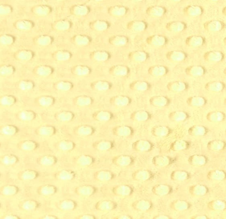 Peut inclure: Un gros plan sur un tissu jaune avec un motif textur&eacute; de petits cercles en relief.