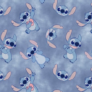 K&ouml;nnte beinhalten: Ein blauer Hintergrund mit einem sich wiederholenden Muster von Stitch, einer blauen au&szlig;erirdischen Figur aus dem Disney-Film Lilo & Stitch. Stitch ist in verschiedenen Posen zu sehen, darunter mit einem Herzen, l&auml;chelnd und &uuml;berrascht.
