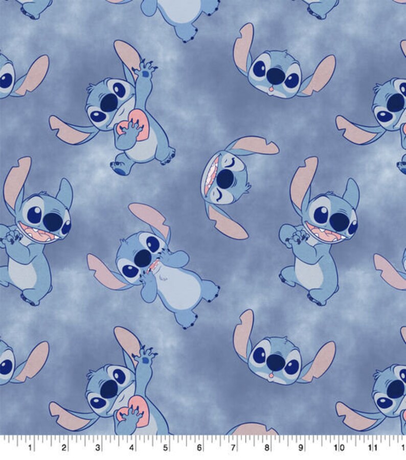 K&ouml;nnte beinhalten: Ein blauer Hintergrund mit einem sich wiederholenden Muster von Stitch, einer blauen au&szlig;erirdischen Figur aus dem Disney-Film Lilo & Stitch. Stitch ist in verschiedenen Posen zu sehen, darunter mit einem Herzen, l&auml;chelnd und &uuml;berrascht.