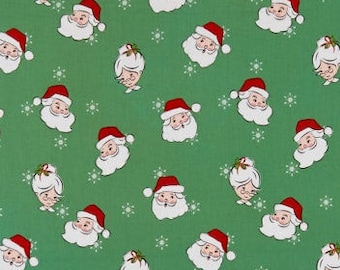 Puede incluir: Tela verde con un patrón repetido de caras de Papá Noel con gorros rojos y barbas blancas, intercaladas con imágenes de mujeres con cabello blanco y pequeños copos de nieve blancos. Ideal para manualidades navideñas.