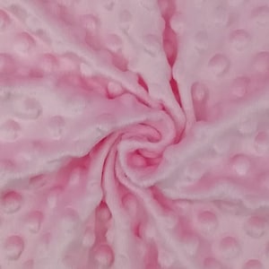 Puede incluir: Tela rosa con un patr&oacute;n texturizado de puntos en relieve. La tela es suave y afelpada.