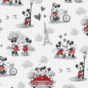 Puede incluir: Una tela blanca con un patrón repetido de Mickey Mouse y Minnie Mouse en blanco y negro con acentos rojos. El patrón incluye corazones, una farola, la Torre Eiffel, un coche y una bicicleta. El fondo es blanco con pequeños lunares grises.