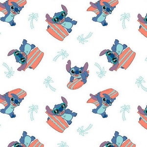 K&ouml;nnte beinhalten: Ein wei&szlig;er Hintergrund mit einem sich wiederholenden Muster von blauen Stitch-Charakteren aus dem Disney-Film Lilo & Stitch. Stitch tr&auml;gt eine Sonnenbrille und reitet auf einem Surfboard mit einem rosa-blauen Design. Im Hintergrund befinden sich auch Palmen.