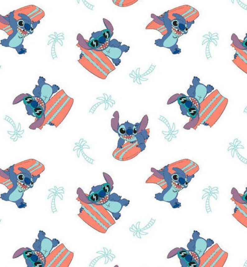 K&ouml;nnte beinhalten: Ein wei&szlig;er Hintergrund mit einem sich wiederholenden Muster von blauen Stitch-Charakteren aus dem Disney-Film Lilo & Stitch. Stitch tr&auml;gt eine Sonnenbrille und reitet auf einem Surfboard mit einem rosa-blauen Design. Im Hintergrund befinden sich auch Palmen.