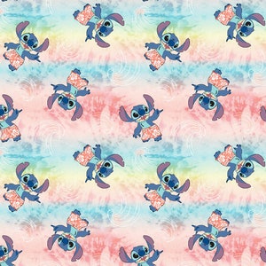 Peut inclure: Un tissu color&eacute; avec un motif r&eacute;p&eacute;t&eacute; de personnages bleus Stitch portant des maillots de bain rouge et blanc. L'arri&egrave;re-plan est un motif tie-dye rose, bleu et jaune.