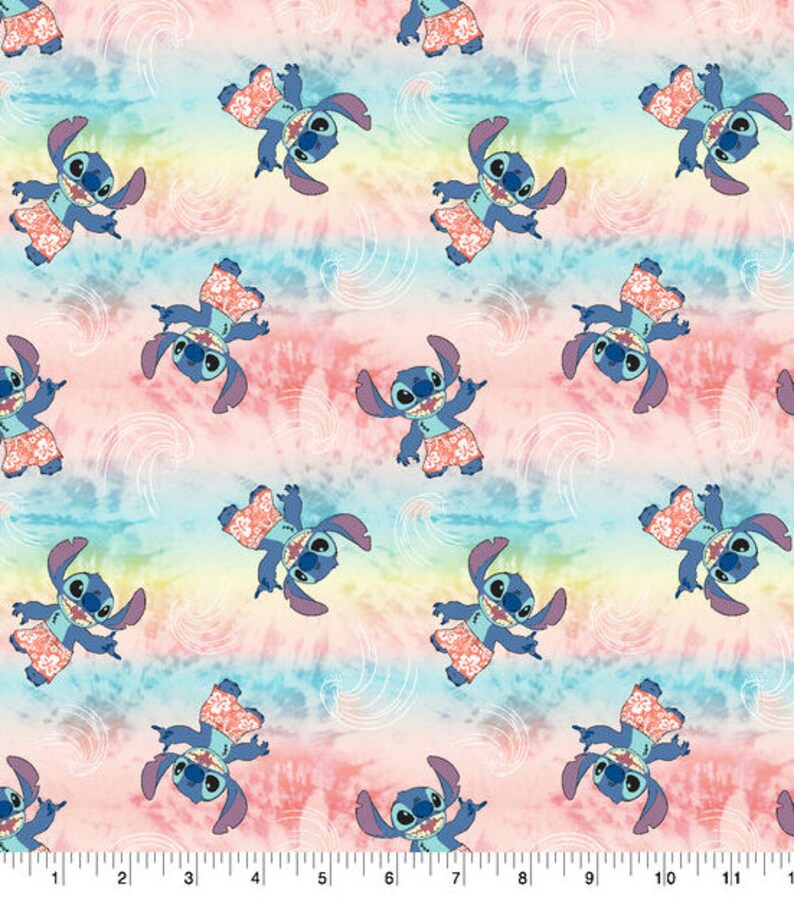 Peut inclure: Un tissu color&eacute; avec un motif r&eacute;p&eacute;t&eacute; de personnages bleus Stitch portant des maillots de bain rouge et blanc. L'arri&egrave;re-plan est un motif tie-dye rose, bleu et jaune.