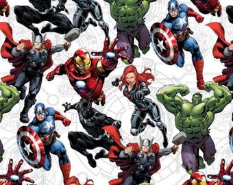 Puede incluir: Un patrón de tela repetitivo que presenta personajes de los Vengadores de Marvel, incluidos Iron Man, Capitán América, Thor, Hulk, Viuda Negra y Pantera Negra en poses de acción sobre un fondo blanco con líneas geométricas circulares de color gris claro.