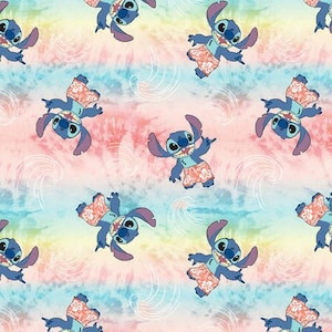 Peut inclure: Un tissu tie-dye bleu et rose avec un motif r&eacute;p&eacute;t&eacute; d'un personnage de dessin anim&eacute; bleu portant un short rouge. Le personnage fait un signe shaka avec une main et pointe avec l'autre. L'arri&egrave;re-plan est un motif tie-dye bleu clair et rose.