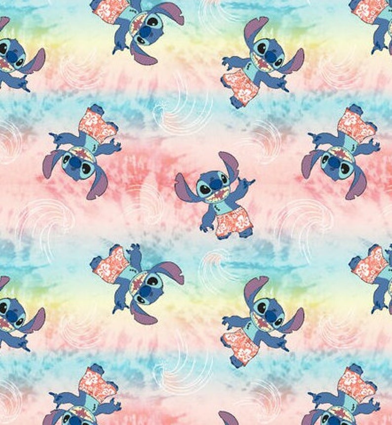 Peut inclure: Un tissu tie-dye bleu et rose avec un motif r&eacute;p&eacute;t&eacute; d'un personnage de dessin anim&eacute; bleu portant un short rouge. Le personnage fait un signe shaka avec une main et pointe avec l'autre. L'arri&egrave;re-plan est un motif tie-dye bleu clair et rose.