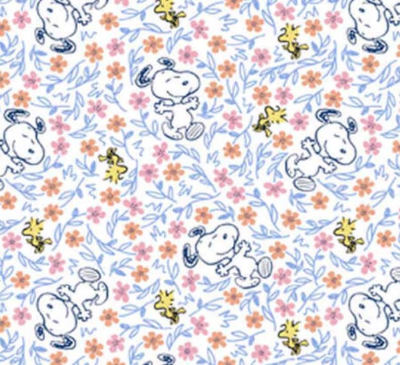 Puede incluir: Tela blanca con un patr&oacute;n repetido de perros de dibujos animados, p&aacute;jaros y flores. Los perros son blancos y los p&aacute;jaros son amarillos. Las flores son rosas, naranjas y azules.
