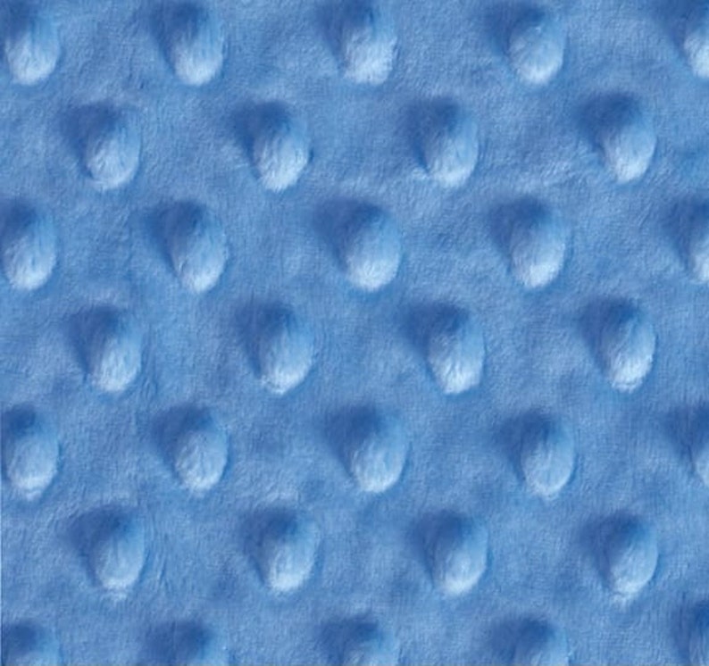 Puede incluir: Primer plano de una tela azul claro con un patr&oacute;n texturizado de peque&ntilde;os c&iacute;rculos en relieve.