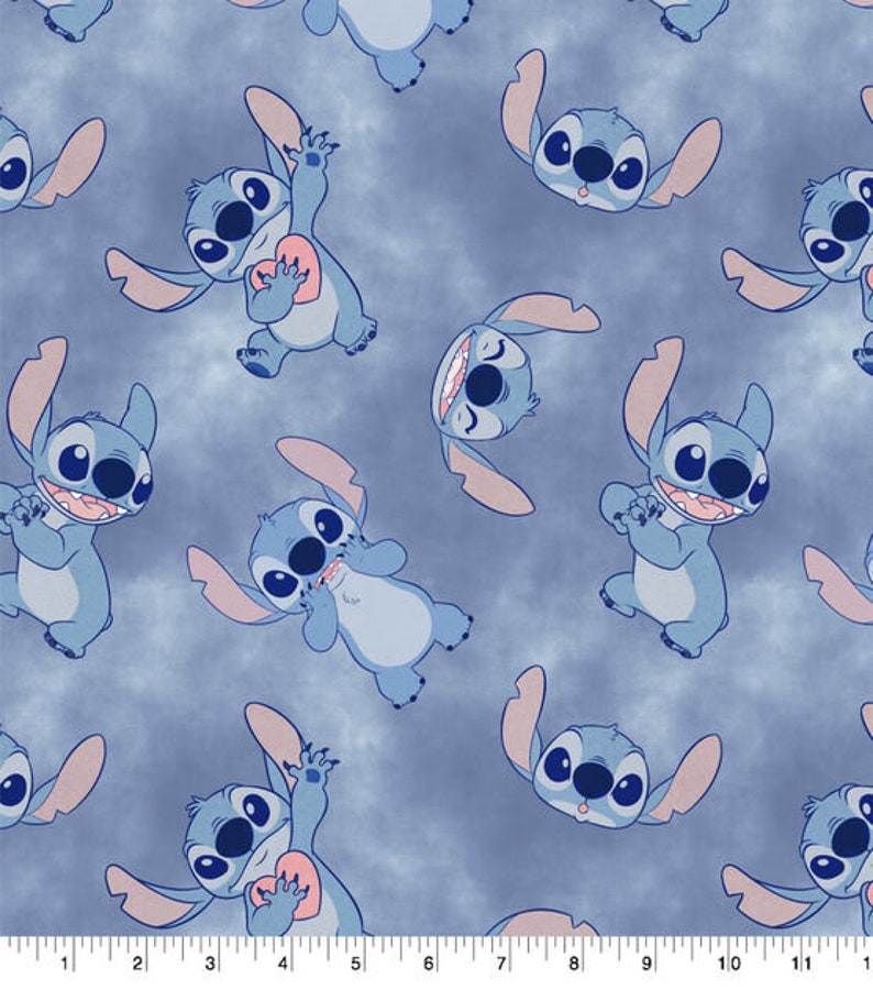K&ouml;nnte beinhalten: Ein blauer Hintergrund mit einem sich wiederholenden Muster von Stitch, einer blauen au&szlig;erirdischen Figur aus dem Disney-Film Lilo & Stitch. Stitch ist in verschiedenen Posen zu sehen, darunter mit einem Herzen, l&auml;chelnd und &uuml;berrascht.