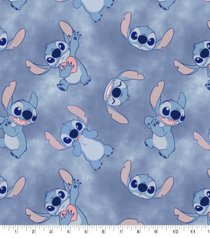 K&ouml;nnte beinhalten: Ein blauer Hintergrund mit einem sich wiederholenden Muster von Stitch, einer blauen au&szlig;erirdischen Figur aus dem Disney-Film Lilo & Stitch. Stitch ist in verschiedenen Posen dargestellt, darunter mit einem Herzen, l&auml;chelnd und &uuml;berrascht.