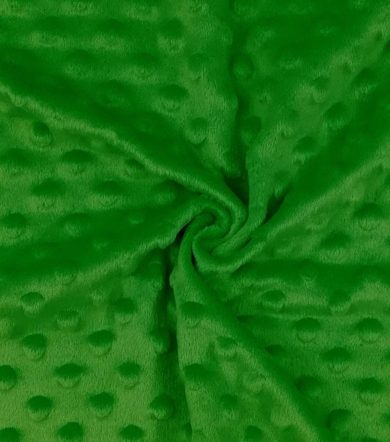 Peut inclure: Tissu minky vert avec un motif textur&eacute; en points. Le tissu est doux et moelleux, ce qui le rend id&eacute;al pour les couvertures, les jet&eacute;s et autres projets de d&eacute;coration int&eacute;rieure.
