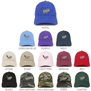 Puede incluir: Un conjunto de 12 gorras de béisbol con un diseño de mapache de dibujos animados. Las gorras están disponibles en una variedad de colores, que incluyen azul real, azul carolina, morado, azul marino, piedra, caqui, rosa claro, granate, rojo, negro, camuflaje digital nocturno, camuflaje digital verde, camuflaje y cazador.
