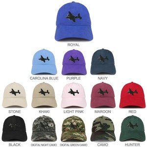 Peut inclure: Une collection de casquettes de baseball de différentes couleurs, chacune avec un motif d'avion brodé en noir. Les couleurs incluent le bleu roi, bleu Caroline, violet, marine, pierre, kaki, rose clair, bordeaux, rouge, noir, camouflage et vert chasseur.