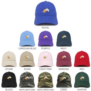 Op de afbeelding: Een selectie van 12 baseballpetten in verschillende kleuren en patronen, elk met een klein geborduurd dolfijnlogo. De kleuren omvatten koninklijkblauw, carolina blauw, paars, marineblauw, steen, kaki, lichtroze, bordeauxrood, rood, zwart, digitale nachtcamo, digitale groene camo, camo en hunter.