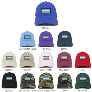 Puede incluir: Una colección de 12 gorras de béisbol con la bandera de Honduras. Las gorras están disponibles en una variedad de colores, incluyendo azul real, azul carolina, morado, azul marino, piedra, caqui, rosa claro, granate, rojo, negro, camuflaje digital nocturno, camuflaje digital verde, camuflaje y cazador.