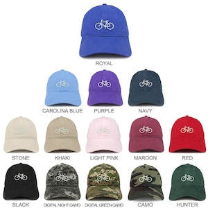 Può includere: Una selezione di 12 cappellini da baseball in vari colori e motivi, ognuno con un design di bicicletta ricamato in bianco. I colori includono blu reale, blu carolina, viola, blu navy, pietra, kaki, rosa chiaro, bordeaux, rosso, nero, mimetico digitale notturno, mimetico digitale verde, mimetico e hunter.