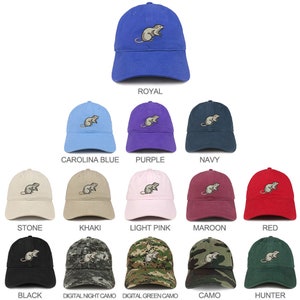 Op de afbeelding: Een verzameling van 12 baseballpetten in verschillende kleuren en patronen, elk met een geborduurd beeld van een rat. De kleuren omvatten koninklijkblauw, carolina blauw, paars, marineblauw, steen, kaki, lichtroze, donkerrood, rood, zwart, digitale nachtcamo, digitale groene camo, camo en hunter.