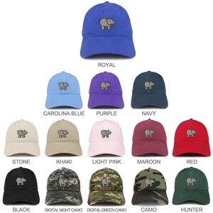 Op de afbeelding: Een selectie van 14 baseballpetten met een cartoon-hippopotamus-afbeelding. De petten zijn verkrijgbaar in verschillende kleuren, waaronder koninklijkblauw, carolina blauw, paars, marineblauw, steen, kaki, lichtroze, bordeauxrood, rood, zwart, digitale nachtcamo, digitale groene camo, camo en hunter.