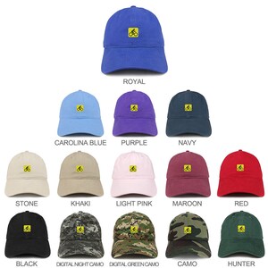 Puede incluir: Una selección de 12 gorras de béisbol en varios colores y patrones, cada una con un icono de bicicleta amarillo con una silueta negra de una persona montando en ella. Las gorras están dispuestas en tres filas de cuatro, con los nombres de los colores debajo de cada gorra.