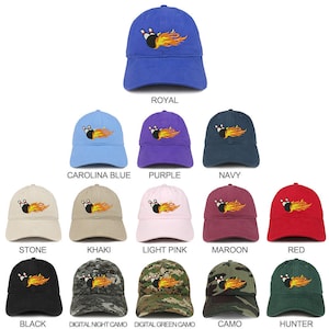 Könnte beinhalten: Eine Sammlung von 12 Baseballkappen mit einem Grafikmotiv einer brennenden Bowlingkugel. Die Kappen sind in verschiedenen Farben erhältlich, darunter Royalblau, Carolina-Blau, Lila, Marineblau, Stein, Khaki, Hellrosa, Rotbraun, Rot, Schwarz, Digital Night Camo, Digital Green Camo, Camo und Hunter.