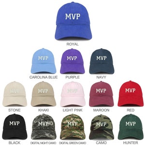 Op de afbeelding: Een set van 12 baseballpetten in verschillende kleuren en patronen, elk met het woord "MVP" in wit geborduurd op de voorkant.