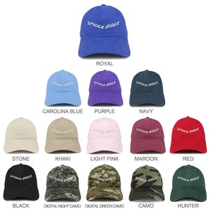 Puede incluir: Una colección de 12 gorras de béisbol en varios colores y patrones, incluyendo azul real, morado, azul marino, piedra, caqui, rosa claro, granate, rojo, negro, camuflaje digital nocturno, camuflaje digital verde y camuflaje. Cada gorra tiene el texto "SPYDER RIDER" bordado en la parte delantera.