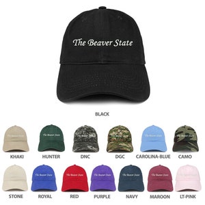 Könnte beinhalten: Eine Sammlung von Baseballkappen in verschiedenen Farben, darunter Schwarz, Khaki, Jägergrün, Tarnmuster, Blau, Stein, Königsblau, Rot, Lila, Marineblau, Rotbraun und Hellrosa. Jede Kappe trägt den Schriftzug "The Beaver State" auf der Vorderseite.