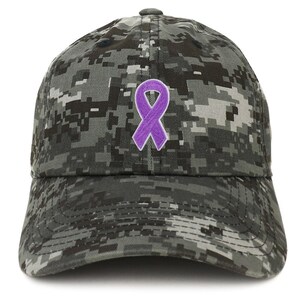 Puede incluir: Gorra de béisbol de camuflaje digital con un lazo de concienciación morado bordado en la parte delantera. La gorra tiene una visera curva y una correa ajustable. El sombrero está hecho de una tela duradera.