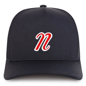 Stitchfy Bokstaven N Script Outline 5 Panel Structured Snapback Baseball Cap (SF- TXT3800-NIS-GNV-007)
