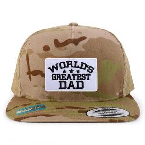 Puede incluir: Una gorra de camionero de camuflaje marrón y verde con un parche blanco que dice "WORLD'S GREATEST DAD" en letras negras.