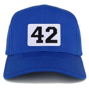 Puede incluir: Una gorra de béisbol azul real con un parche blanco que muestra el número 42 en negro.