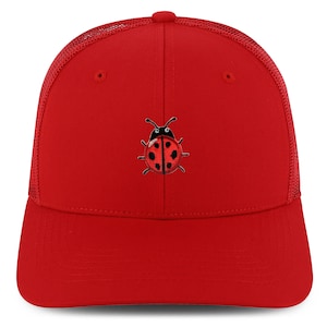 Puede incluir: Gorra de camionero roja con una mariquita negra y roja bordada en la parte delantera.