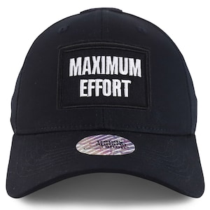以下が含まれることがあります： 「MAXIMUM EFFORT」と白く書かれたパッチが付いた黒い野球帽です。