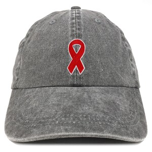 Peut inclure: Une casquette de baseball en denim gris avec un ruban rouge brodé sur le devant.