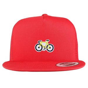 Può includere: Cappellino da camionista rosso brillante con una grafica di bicicletta gialla e nera ricamata sul davanti. Il cappellino ha una visiera curva e un retro in rete per la traspirabilità. È un cappellino snapback.