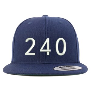 Könnte beinhalten: Eine marineblaue Baseballkappe mit einer weißen Stickerei der Nummer "240" auf der Vorderseite.