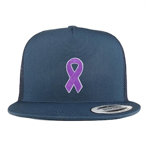 Puede incluir: Gorra de camionero azul marino con una cinta morada bordada en la parte delantera. La gorra tiene una visera plana y una parte trasera de malla. La cinta es un símbolo de concienciación.