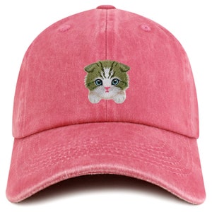 Peut inclure: Une casquette de baseball rose avec une image brodée d'un adorable chaton vert et blanc aux yeux bleus.