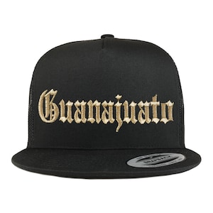 Stitchfy Oud-Engels Guanajuato goud geborduurde 5-paneels Flatbill Trucker Mesh Cap (SF-TXT2661-G-FLX-6006)