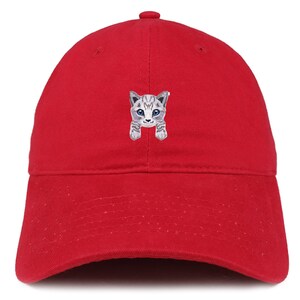 以下が含まれることがあります： 前面に白とグレーの刺繍された子猫がついた赤い野球帽